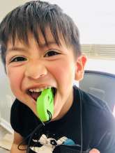 Barn bider i Ark dinobite i lime grøn