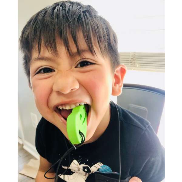 Barn bruger ARK Dino-Bite bidehalskæde limegrøn – tyggeredskab til ro og sanselig regulering

