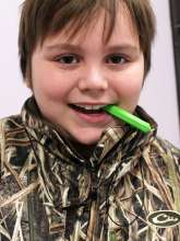 Dreng med krypto-bite i limegrøn