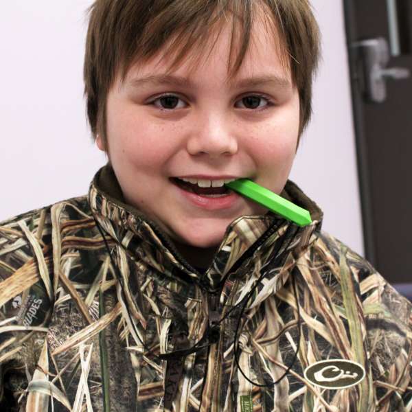 Dreng med krypto-bite i limegrøn