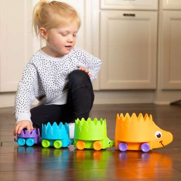 Pige leger med Hiding hedgehog fra Fat Brain Toys
