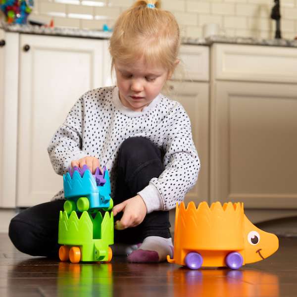 Pige leger med Hiding hedgehog fra Fat Brain Toys