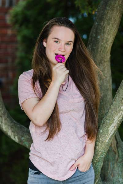 Kvinde bruger ARK Ring bidehalskæde – diskret tyggehjælp

