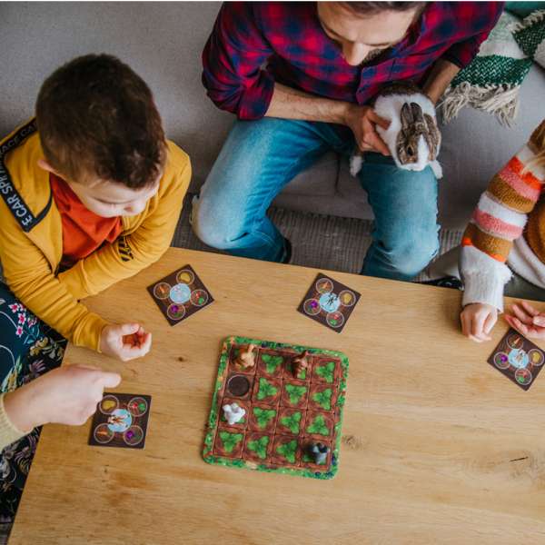 Familie spiller Smart games grabbit