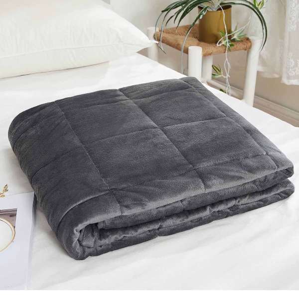 Minky-tæppe med tyngde, Mørkegrå på seng