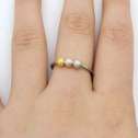 Anxiety ring i rose gold på finger – diskret fidget med farvede perler

