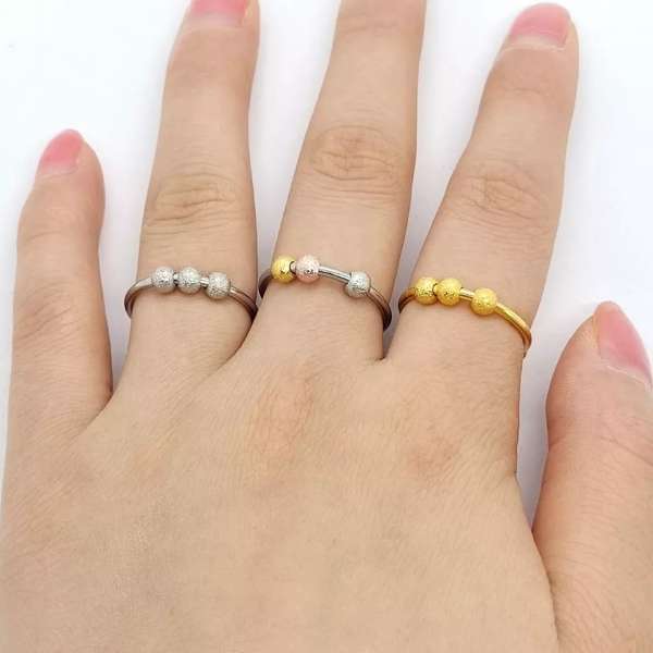 Anxiety ringe på hånd – forskellige farver og designs

