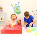 2 børn leger med farverigt Gelli