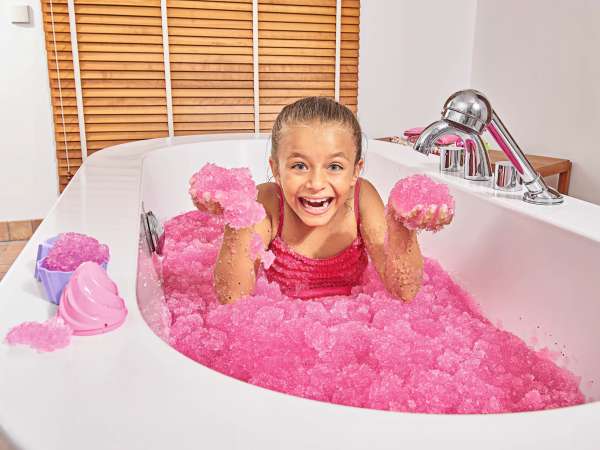pige bader i glitter gelli baff pink i badekar