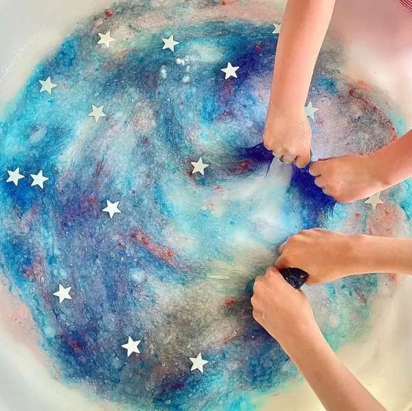 Børn leger med galaxy slime