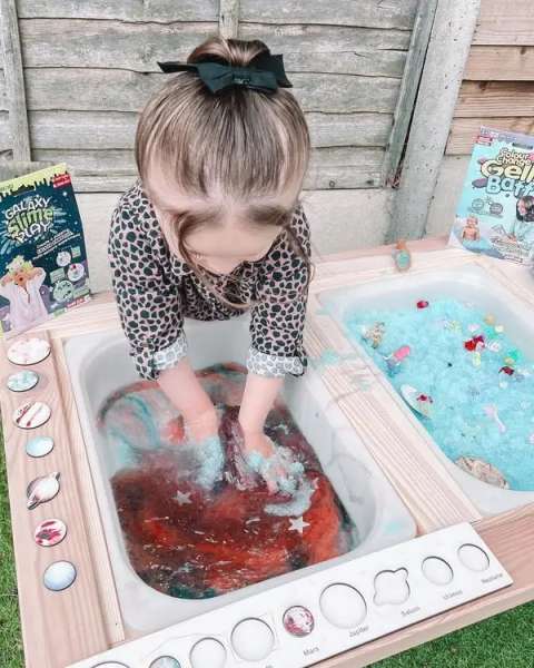Pige leger med galaxy slime