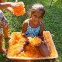 Børn leger i haven med Smelli Gelli i gul med tutti frutti duft