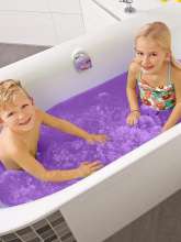 Børn leger i badekar med Smelli Gelli baff i lilla med bubblegum duft