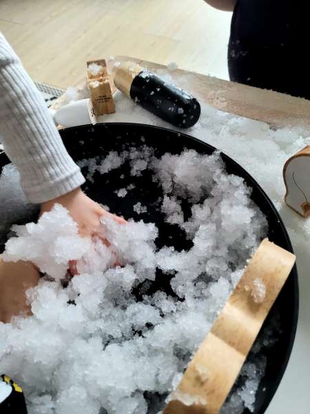 Barn leger med kunstig sne i bakke fra Zimpli SnoBall Play


