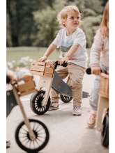 Barn cykler på Timy Tots Blue Slate løbecykel