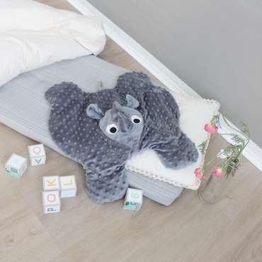 Sansemotorisk vægttæppe Morriz på seng – blødt tyngdetæppe til ro og sanselig regulering

