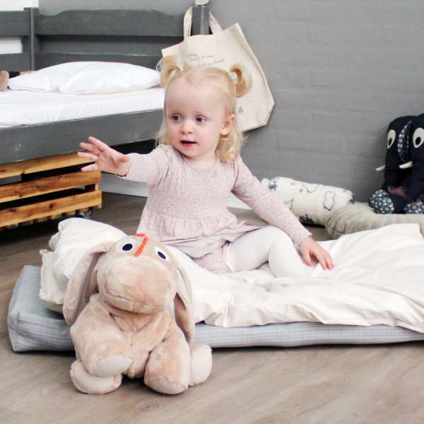 Barn leger med Æslet Rita – tyngdebamse til tryghed og nærvær

