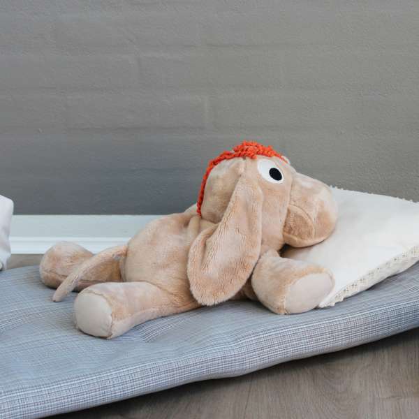 Æslet Rita liggende – sanselig bamse til ro og afslapning

