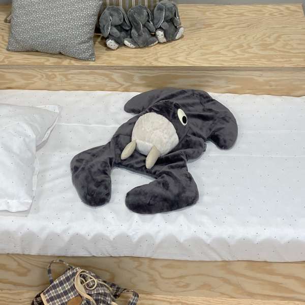 Store Pilo hviletæppe formet som hvalros placeret klar til hvile på madras