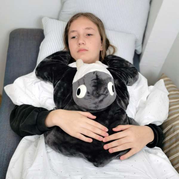 Barn ligger med Store Pilo hviletæppe for beroligende tryk og afslapning