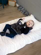 Dreng ligger med lille pilo sansemotorisk vægttæppe