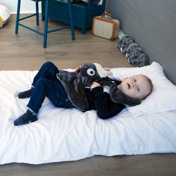 Dreng ligger med lille pilo sansemotorisk vægttæppe