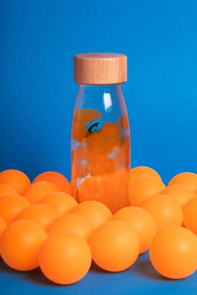 Sanseflaske Blue Tang med lyd og bevægelige havfigurer til visuel og auditiv sansestimulering