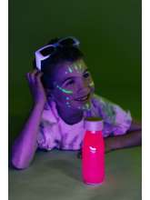 Barn kigger på Petit boum float fluo pink sanseflaske i uv-lys