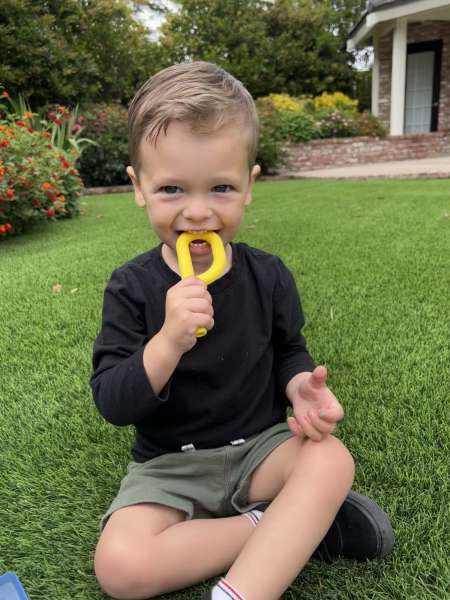 Barn bruger ARK Grabber P Tube – tyggeredskab til sansebehov og fokus

