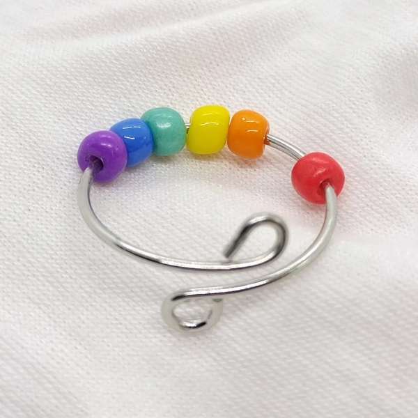 Anxiety ring regnbue – justerbar ring med farverige perler til ro og fokus

