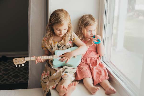 Barn leger med ARK Guitar – tyggeredskab til ro og fokus

