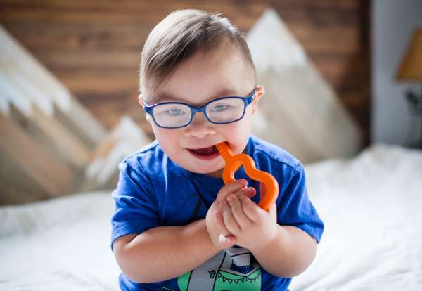 Barn bruger ARK Guitar – støtte til tyggebehov


