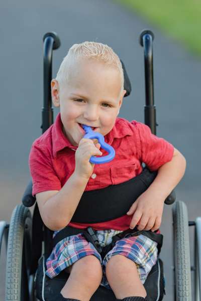 Barn bruger ARK Guitar i kørestol – mundmotorisk stimulering

