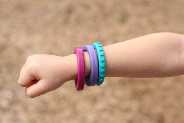 ARK Brick bidearmbånd small på håndled – diskret tyggeredskab til daglig brug

