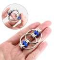  Flippy Chain fidget ring ligge på en hånd – viser brug og størrelse

