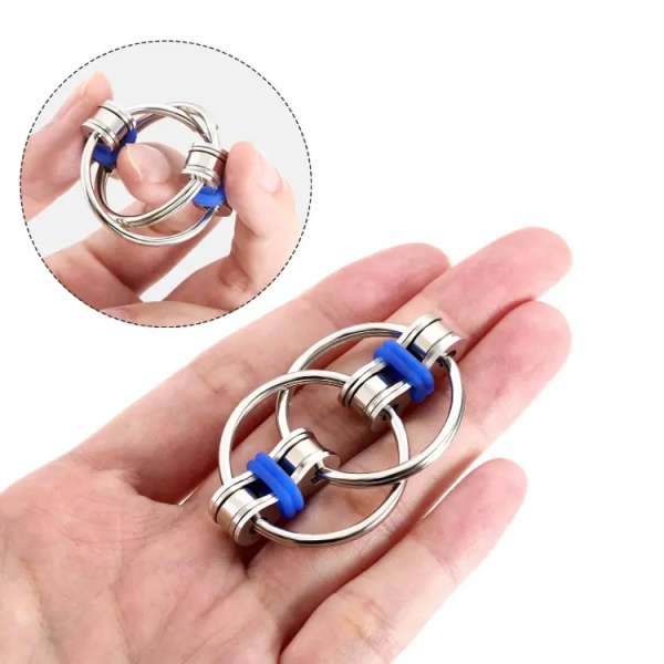 Flippy Chain fidget ring ligge på en hånd – viser brug og størrelse

