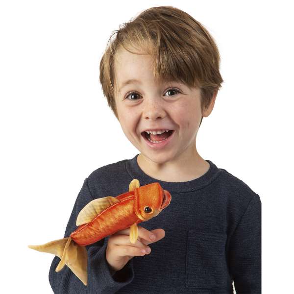 Dreng med Folkmanis fingerdukke guldfisk