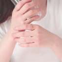  Anxietyring i guldfarve på finger – diskret fidget til ro og fokus

