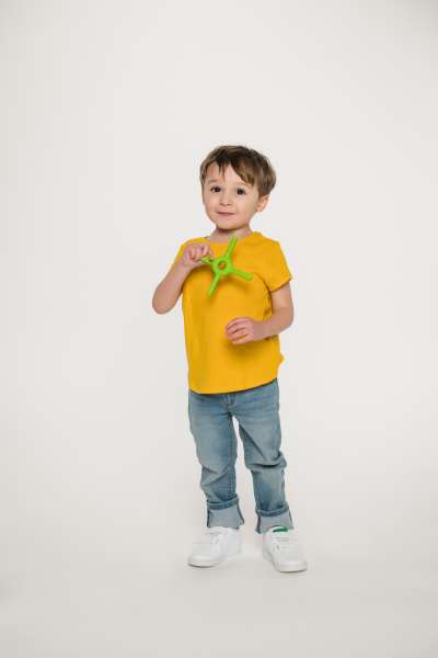 Barn bruger ARK Tetra-Bite – tyggeredskab til oral motorik og sanselig støtte

