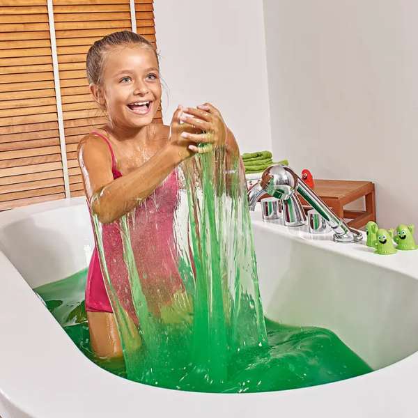 Barn løfter grøn slime fra badekar med Zimpli Slime Baff


