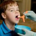 Dreng laver spisetræning med Ark Y-Chew - Oralmotorisk bideredskab