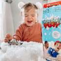 Smilende barn leger med kunstig sne og ske fra SnoBall Play

