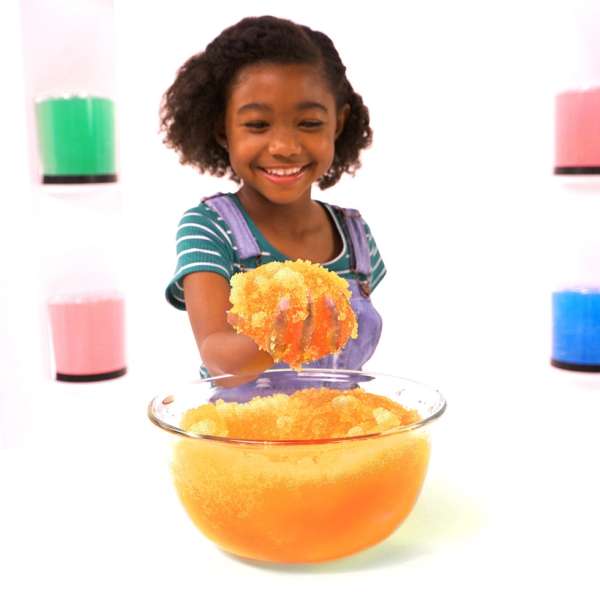 Barn leger med glitter gelli i orange