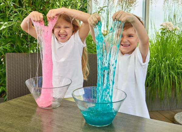 Børn leger med Glitter slime - lille pakke i pink og aqua