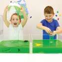 Børn leger med grøn slime play