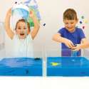 Børn leger med blå slime play