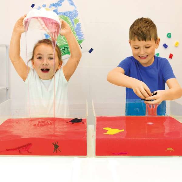 Børn leger med rød slime play