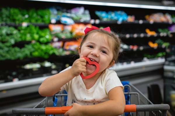 Barn bruger rød Heart Chew – mundmotorisk træning

