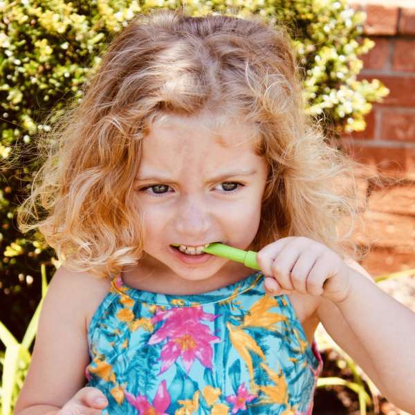 Barn bruger ARK Bite Tube – støtte til tyggebehov og fokus

