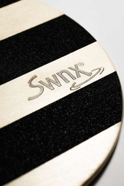 Detalje af SwnX fodgynge med skridsikker overflade på træplade – stabil og sikker fodgynge

